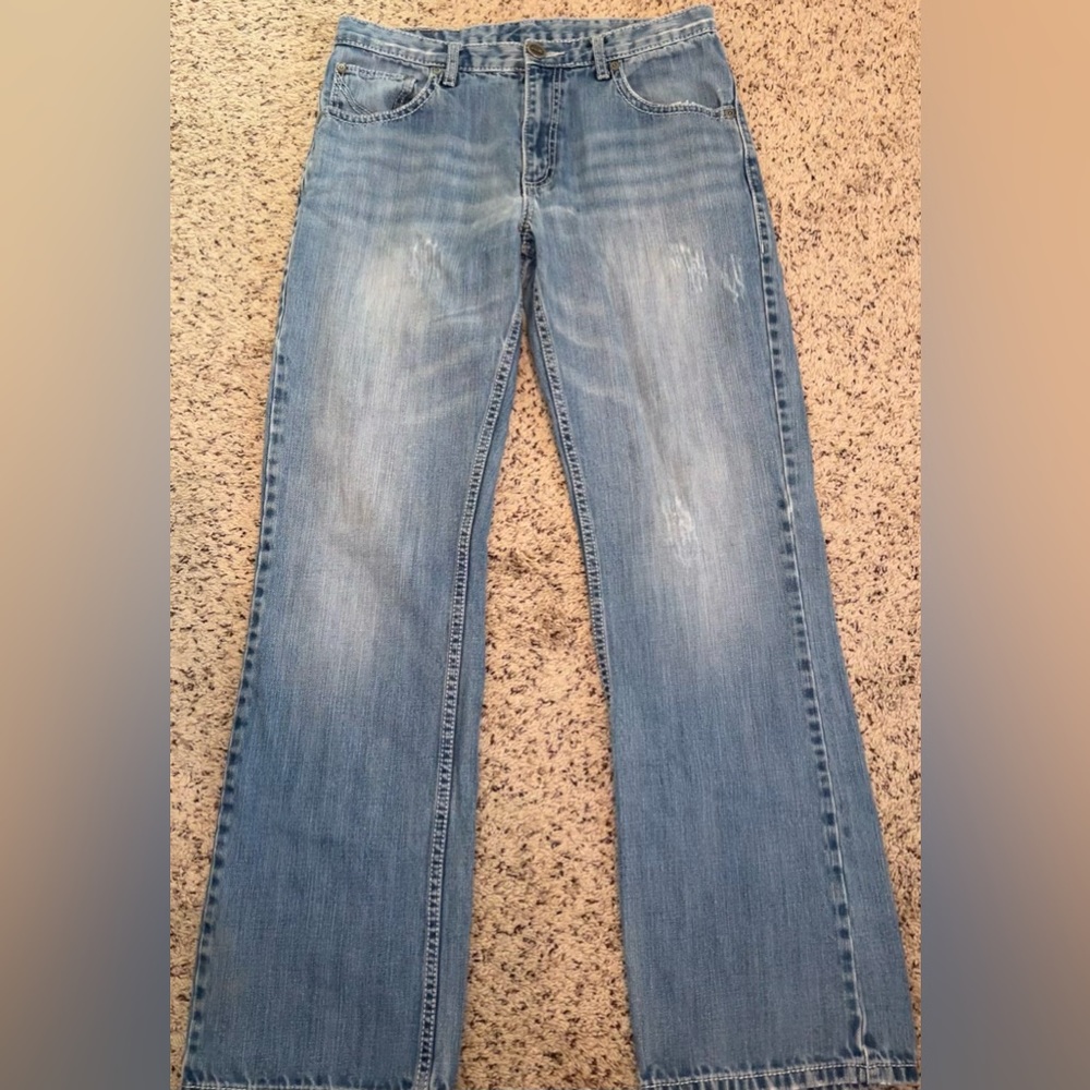 Light washed men’s buckle jeans